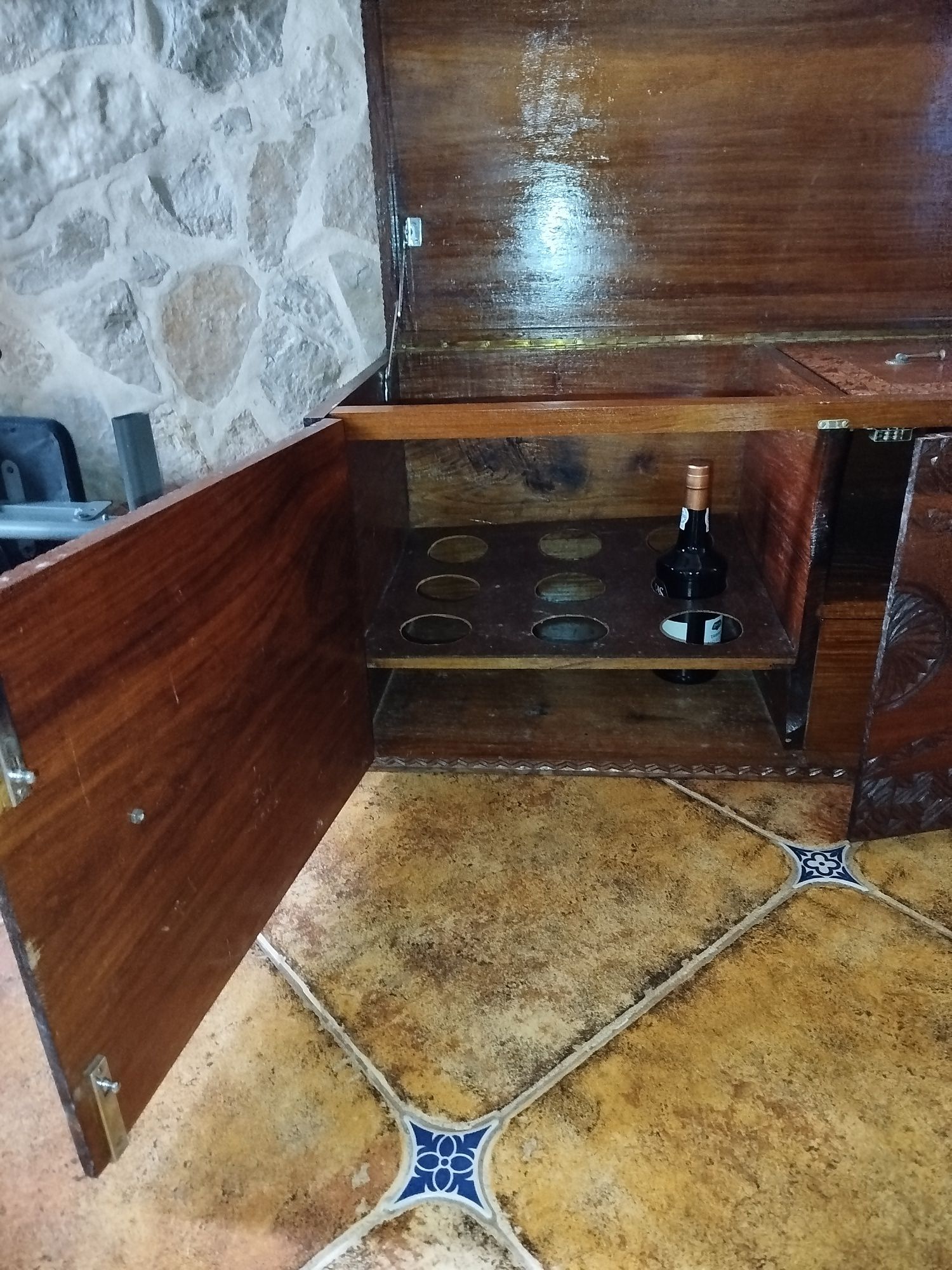 Baú em madeira com detalhes