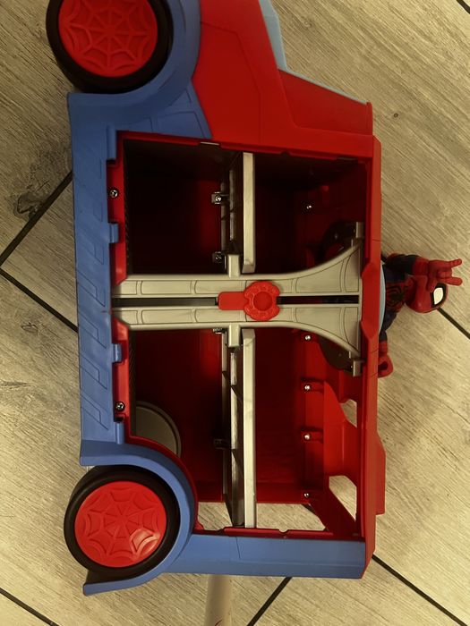 Машина чоловік паук marvel трейлер парковка