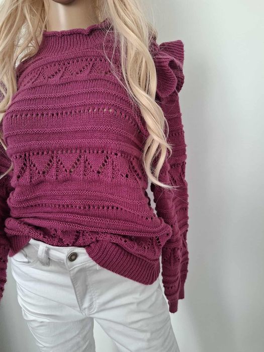 Śliczny sweter z bufiastymi rękawami, ażurowy