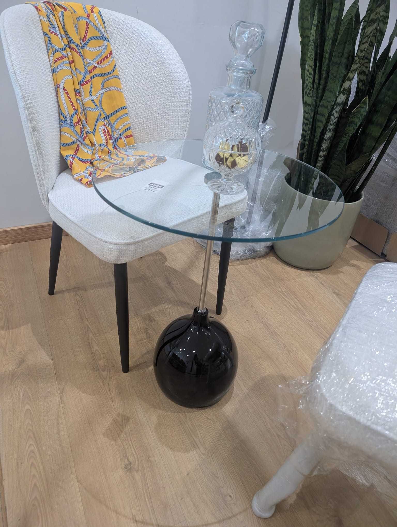 Conjunto de canto de estar 2 cadeiras, uma mesa e um candeeiro