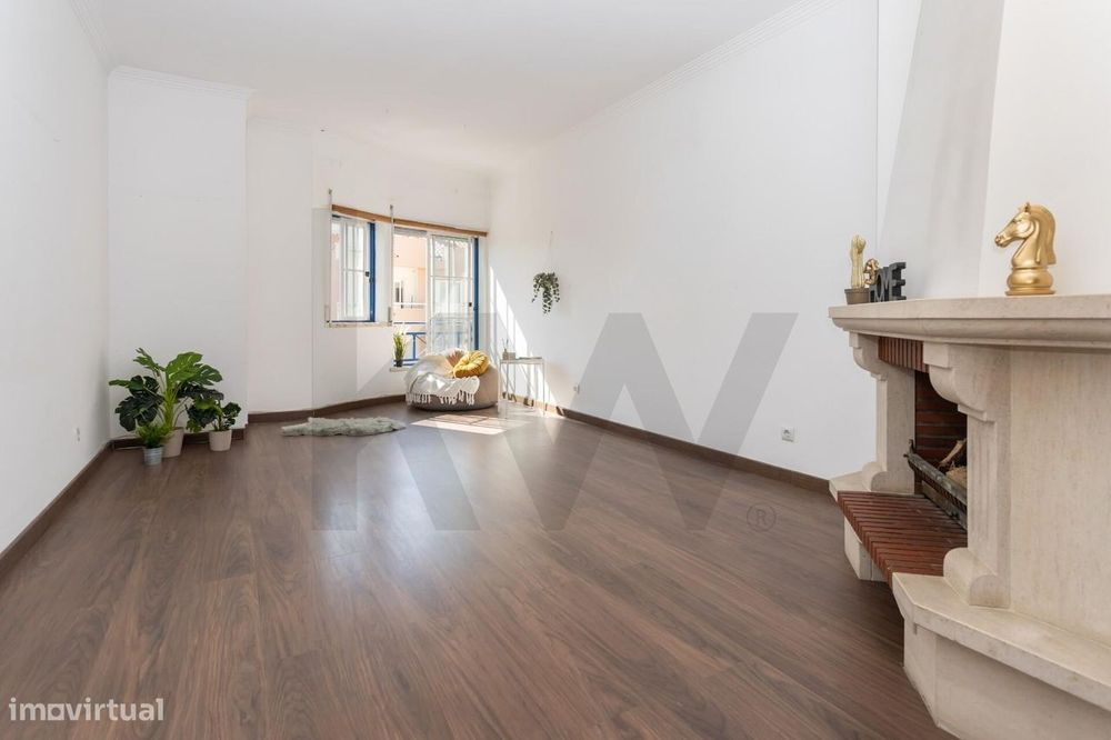 Apartamento T2 luminoso, com arrecadação