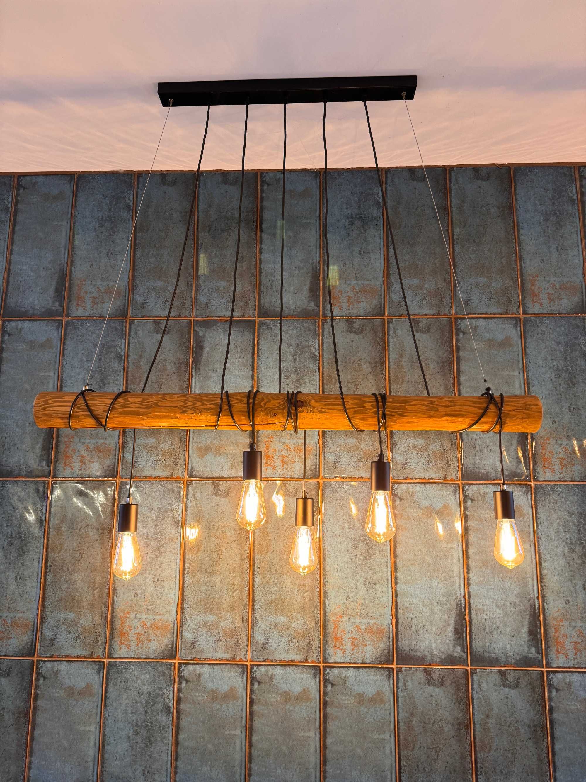 Lampa w stylu loft na belce drewnianej belka