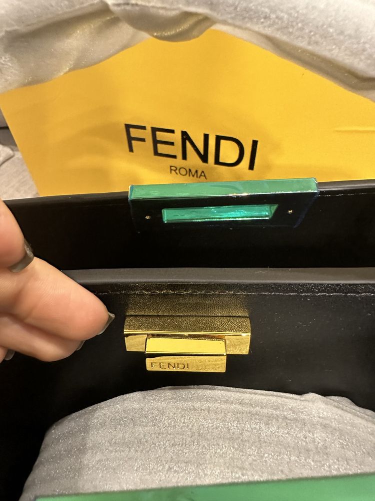 Сумка Fendi PEEKABOO Essentially чорна