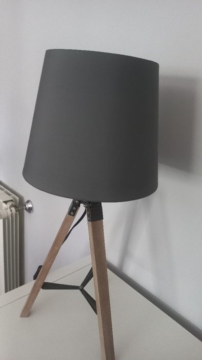 Candeeiro tripé cinza