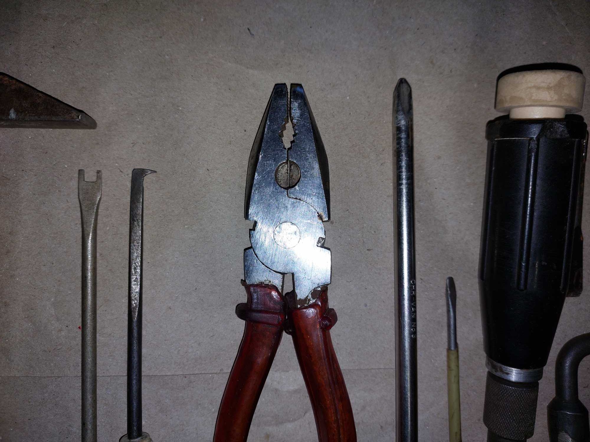 Набор инструментов (молоток, отвертка, плоскогубцы)