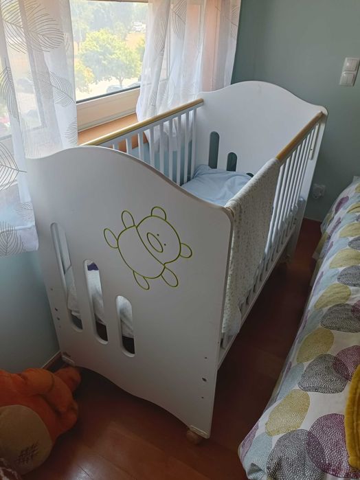 Berço branco com colchão incluído
