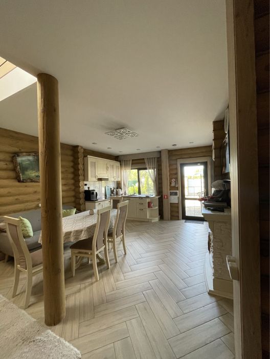 Гарний будинок з каміном!