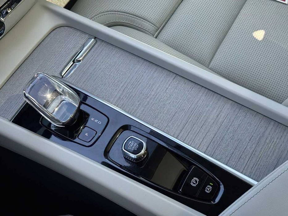 Volvo XC60 ULTIMATE      2023