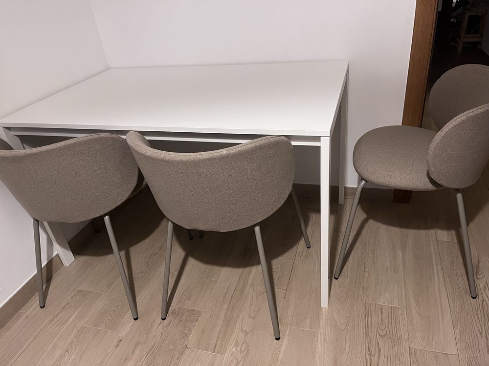 Conjunto de cadeiras e mesa