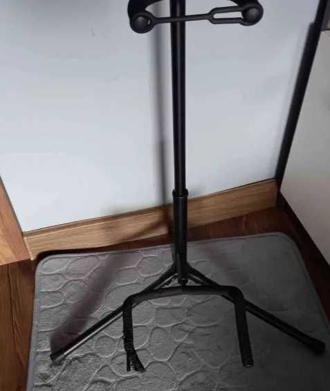 stojak na gitare