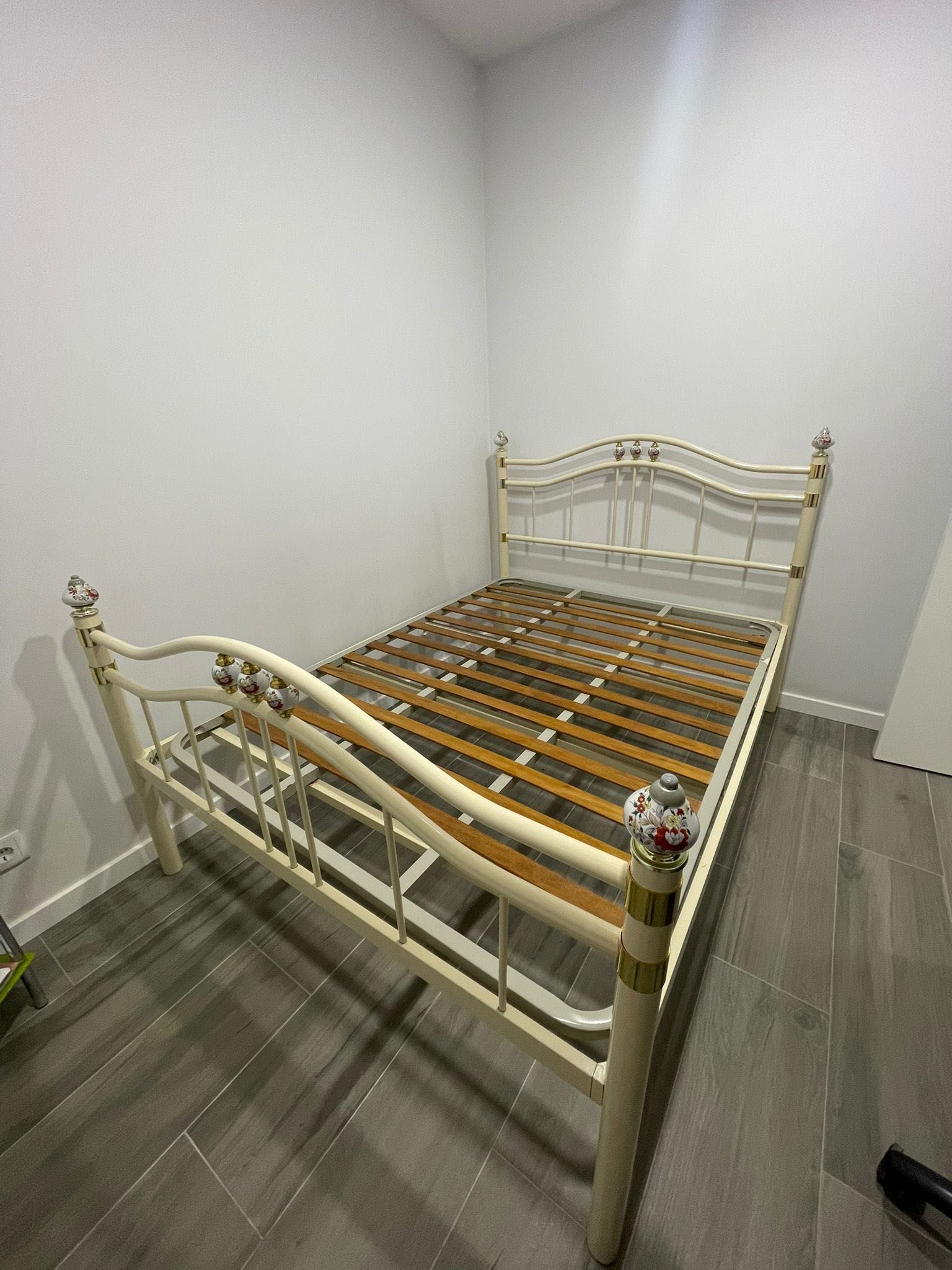 Cama de Casal em Ferro + Estrado (1,40m x 1,90m)
