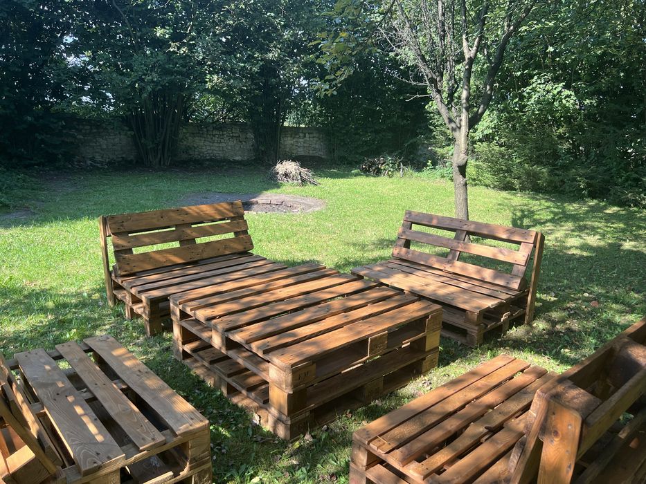 Zestawy ogrodowe z palet robione z sercem.