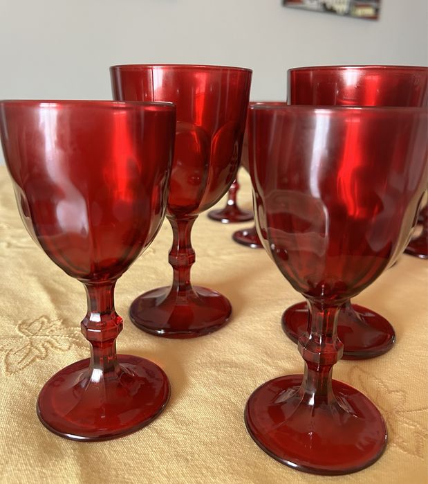 Copos  vermelhos agua e vinho