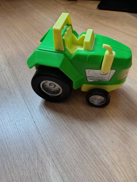Zabawka traktor.