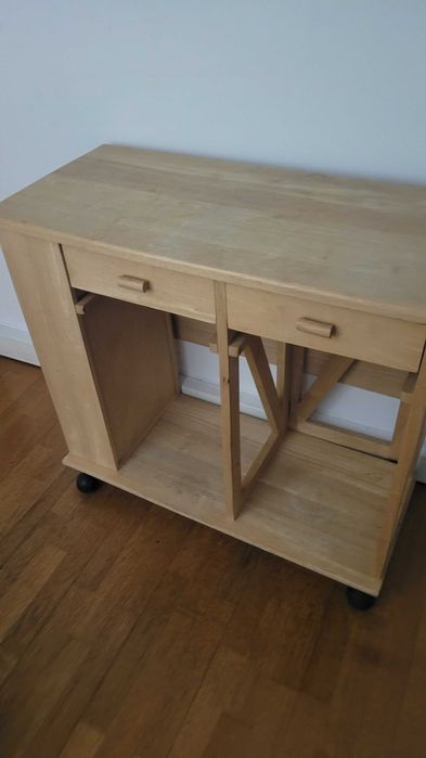 Mesa/móvel de apoio com 2 bancos