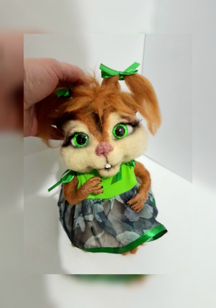 Игрушка из валеной шерсти бурундучиха