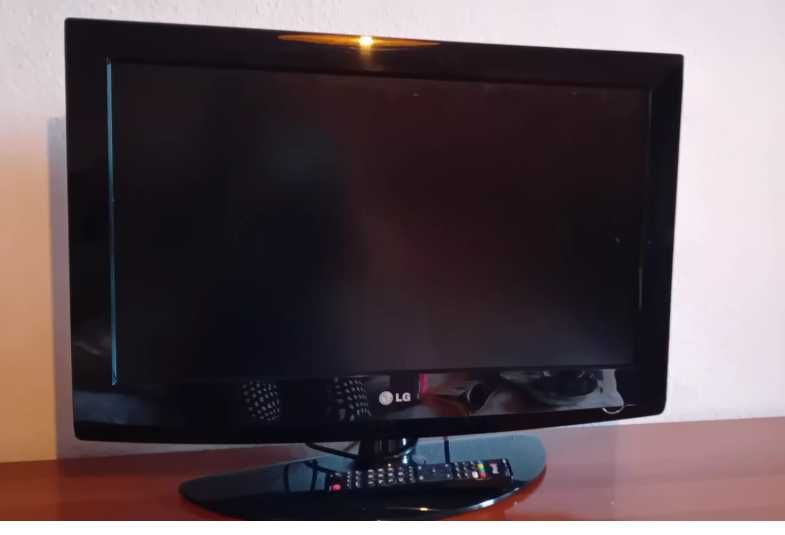 TV LG com pouco uso, como nova
