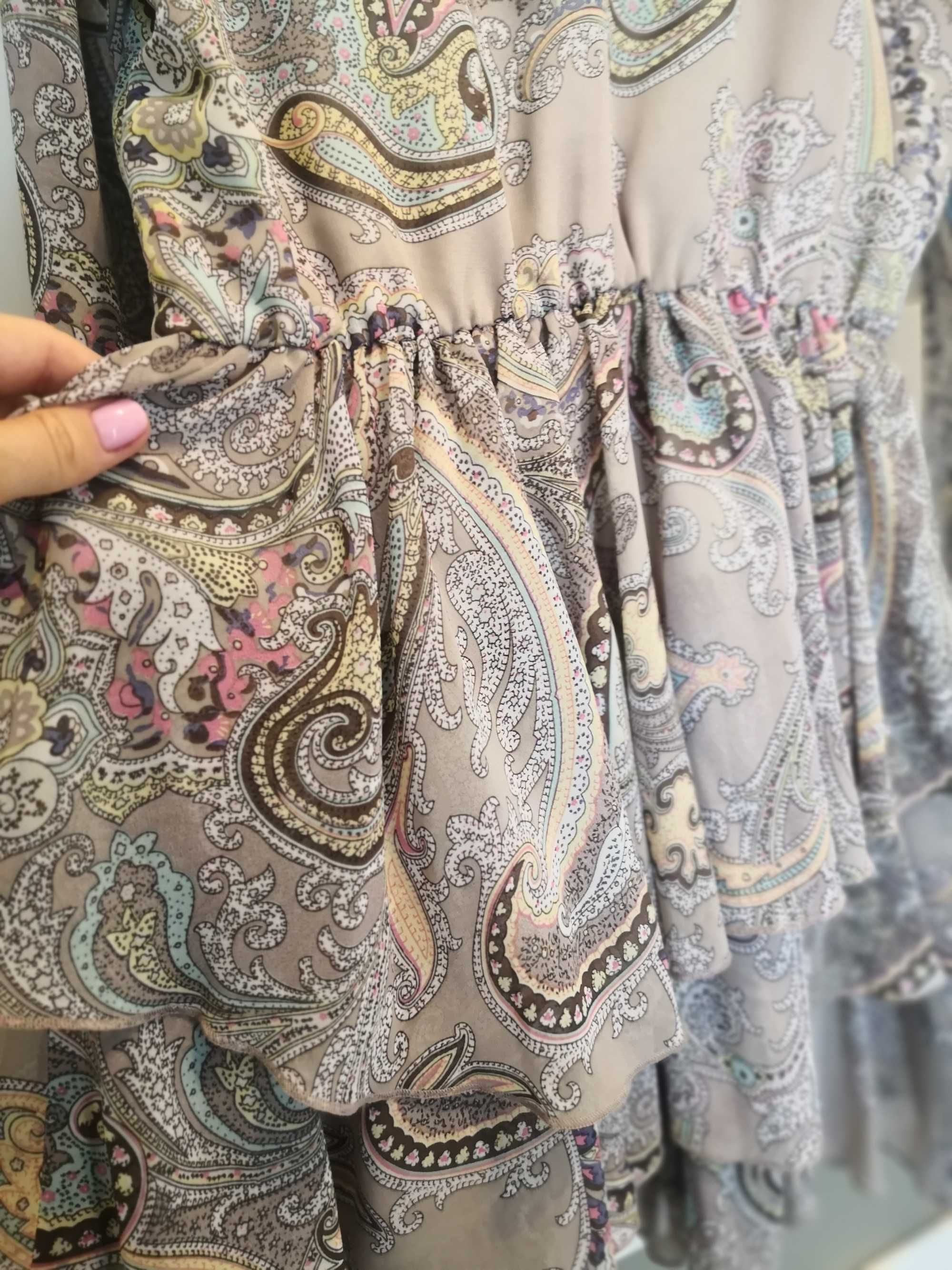 Szara sukienka paisley