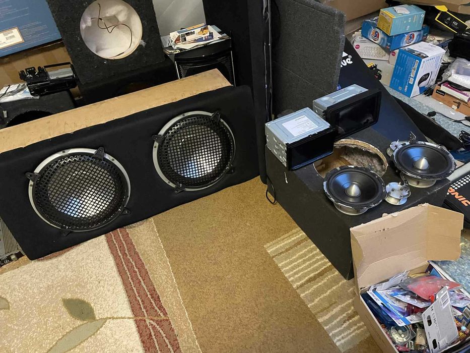 komplet, zestaw sprzętów Car-Audio, skrzynia basowe, wzmacniacze itp