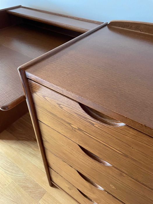 Secretária em castanho em óptimo estado