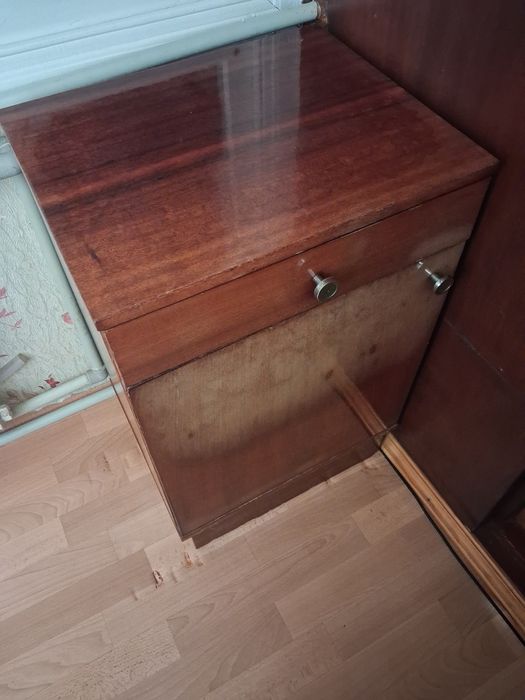 Тумбочка,полочка,зеркало.