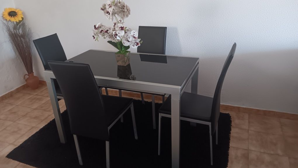 Sofá cama, e mesa com 4 cadeiras