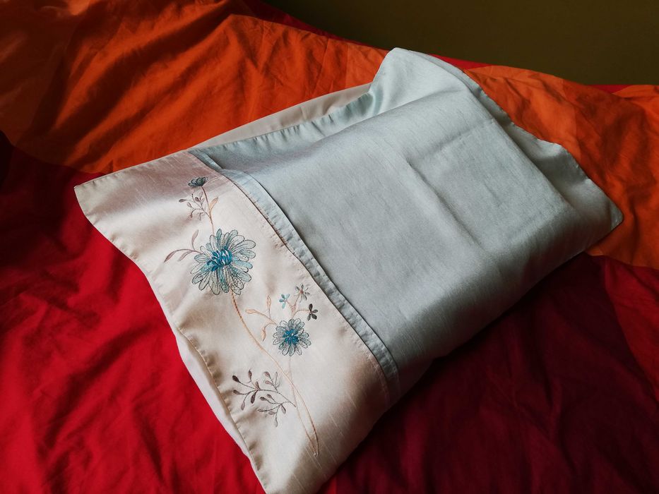 poszewka na poduszkę 49 x 73 cm dekoracyjna ozdobna florystyczny haft