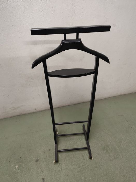 Cabides de pé alto em madeira.