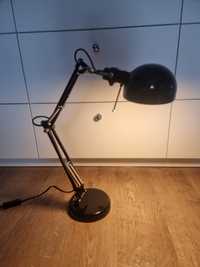 Czarna lampa na biurko Ikea Forsa