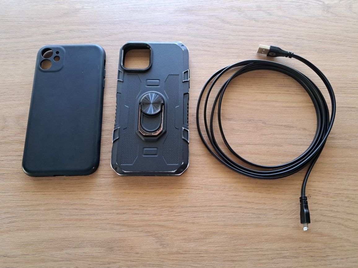 Ofereço 2 capas de Iphone 11 + cabo