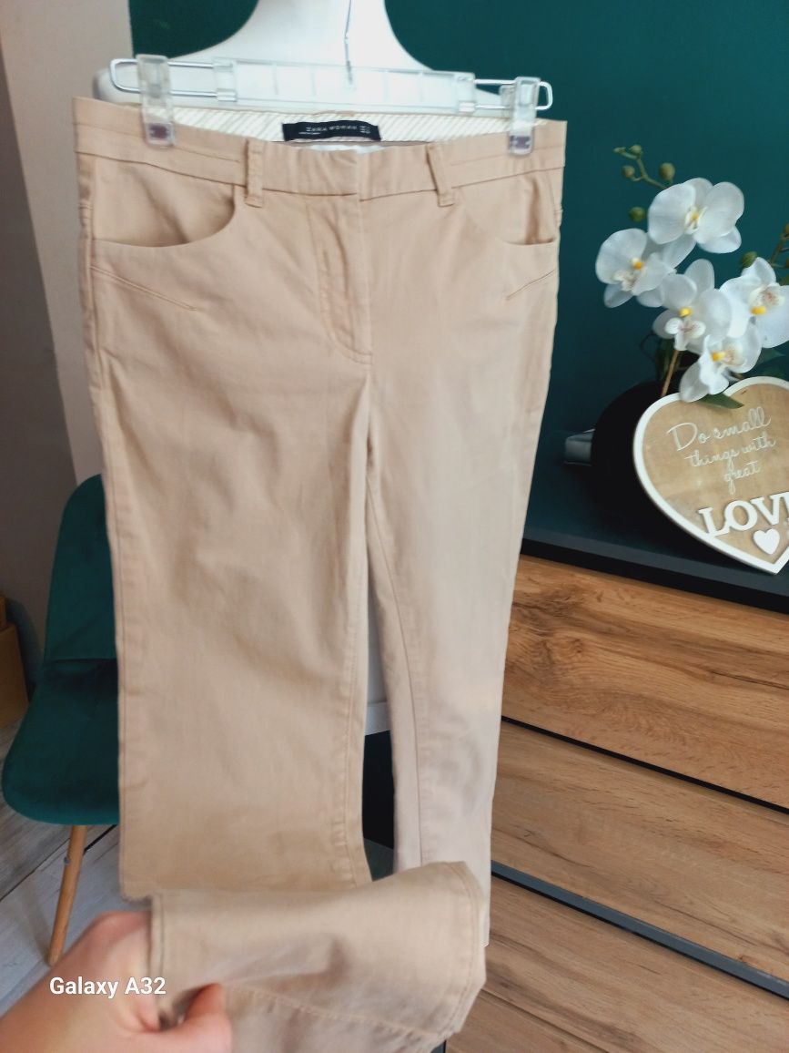 Eleganckie spodnie beżowe Zara. M