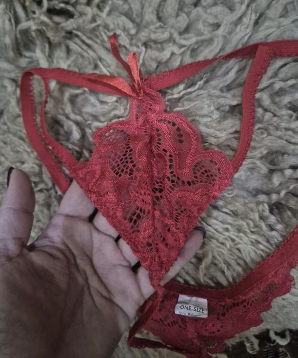 Красные красивые трусики