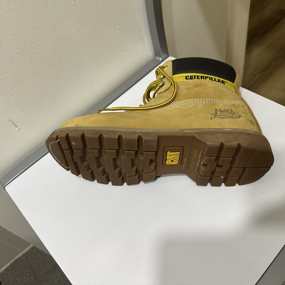 Bota caterpillar em pele