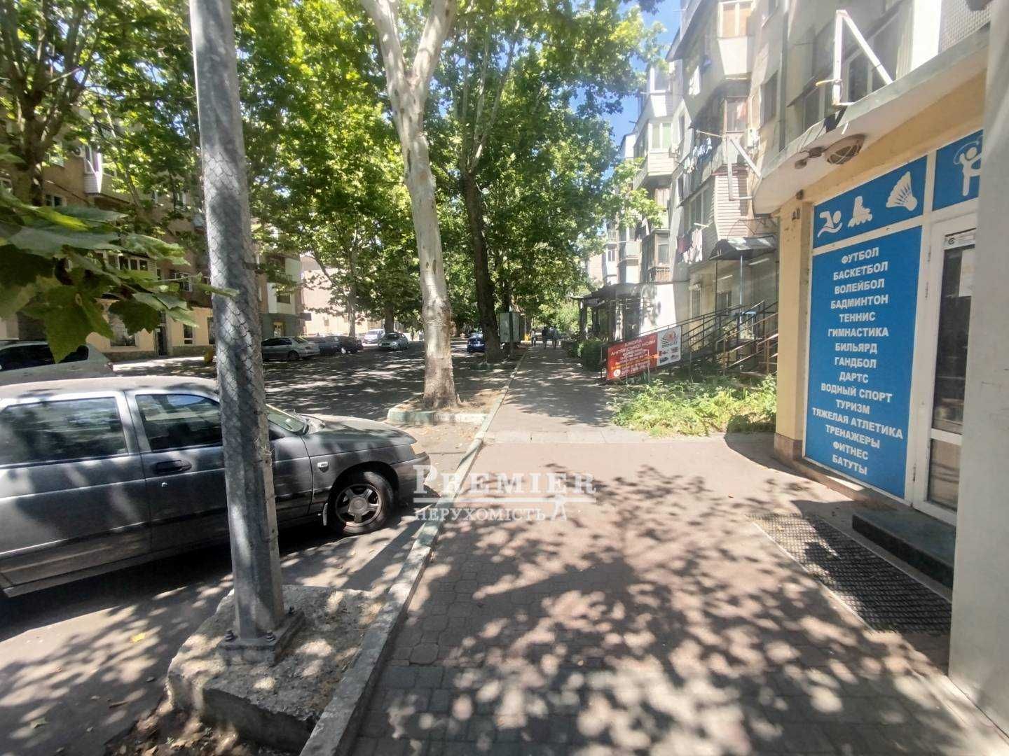 Продається фасадне приміщення