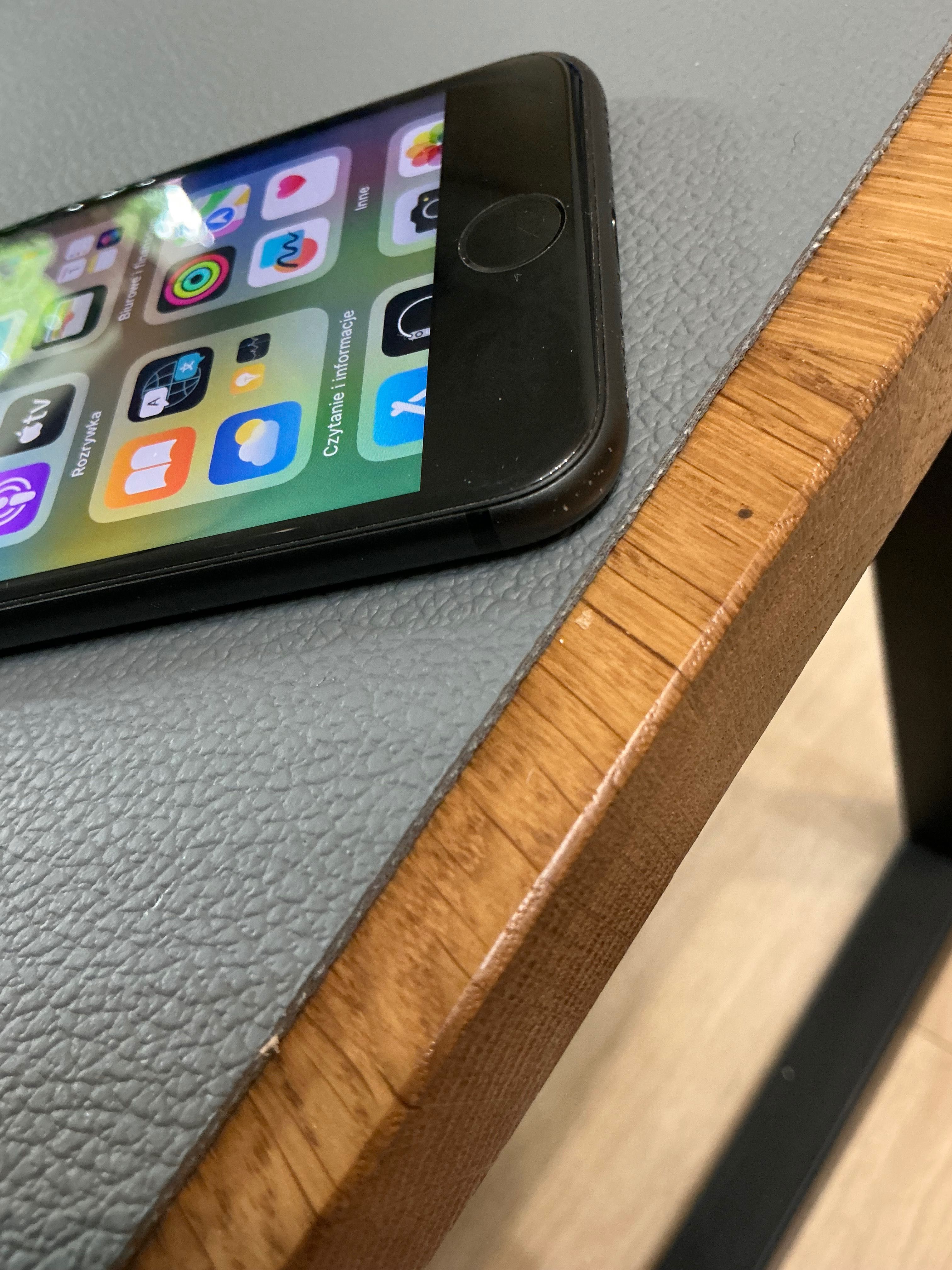 iPhone 8, stan idealny + etui, jak nowy