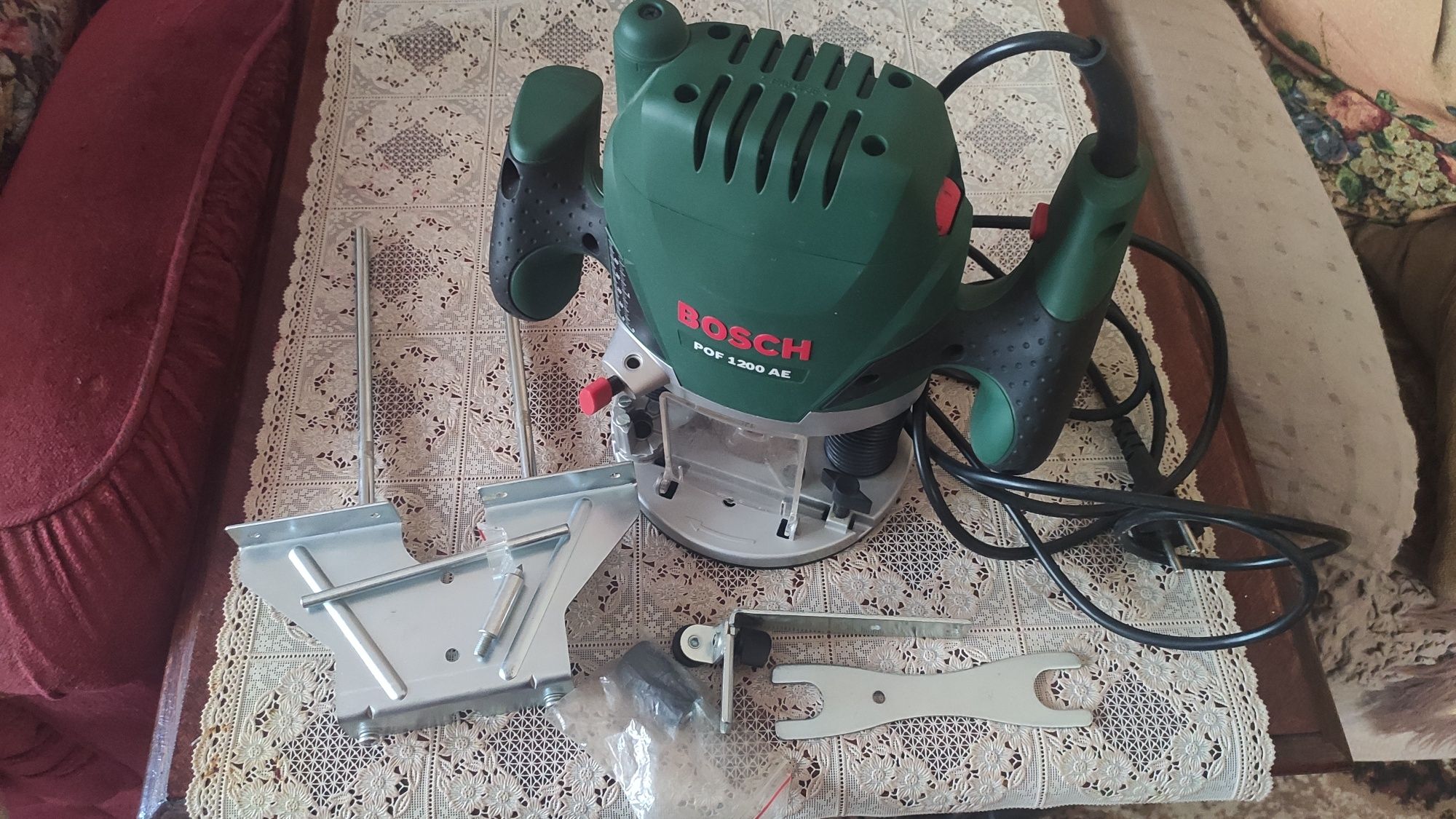 Продам фрезер Bosch POF 1200 AE  б/у 4000