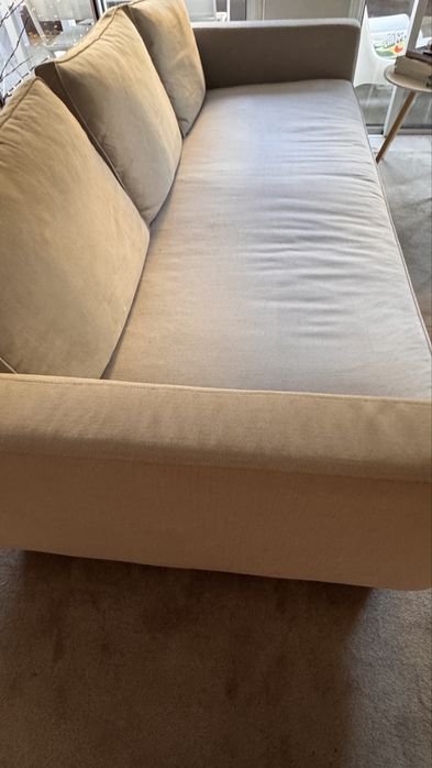 Sofa  de  sala em muito bom estado , beige 3 almofadas.
