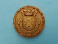Medalhão comemorativo dos 50 anos da Ponte Marechal Carmona