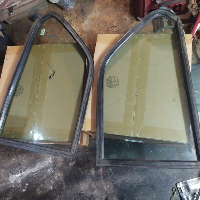 Скло BMW e30 купе 2 задні глухі передне ліве і заднє з підігрівом