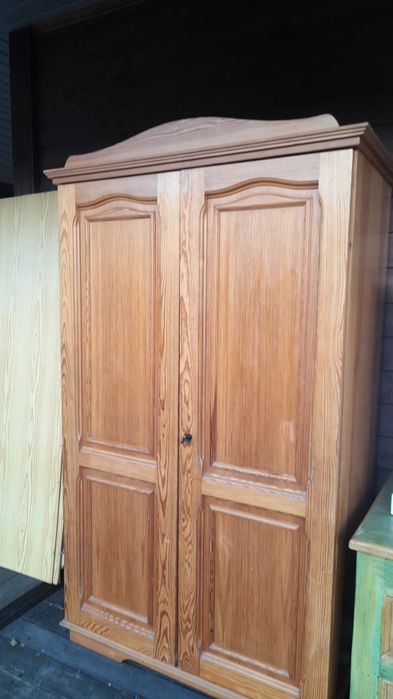 Sosnowa szafa dwudrzwiowa