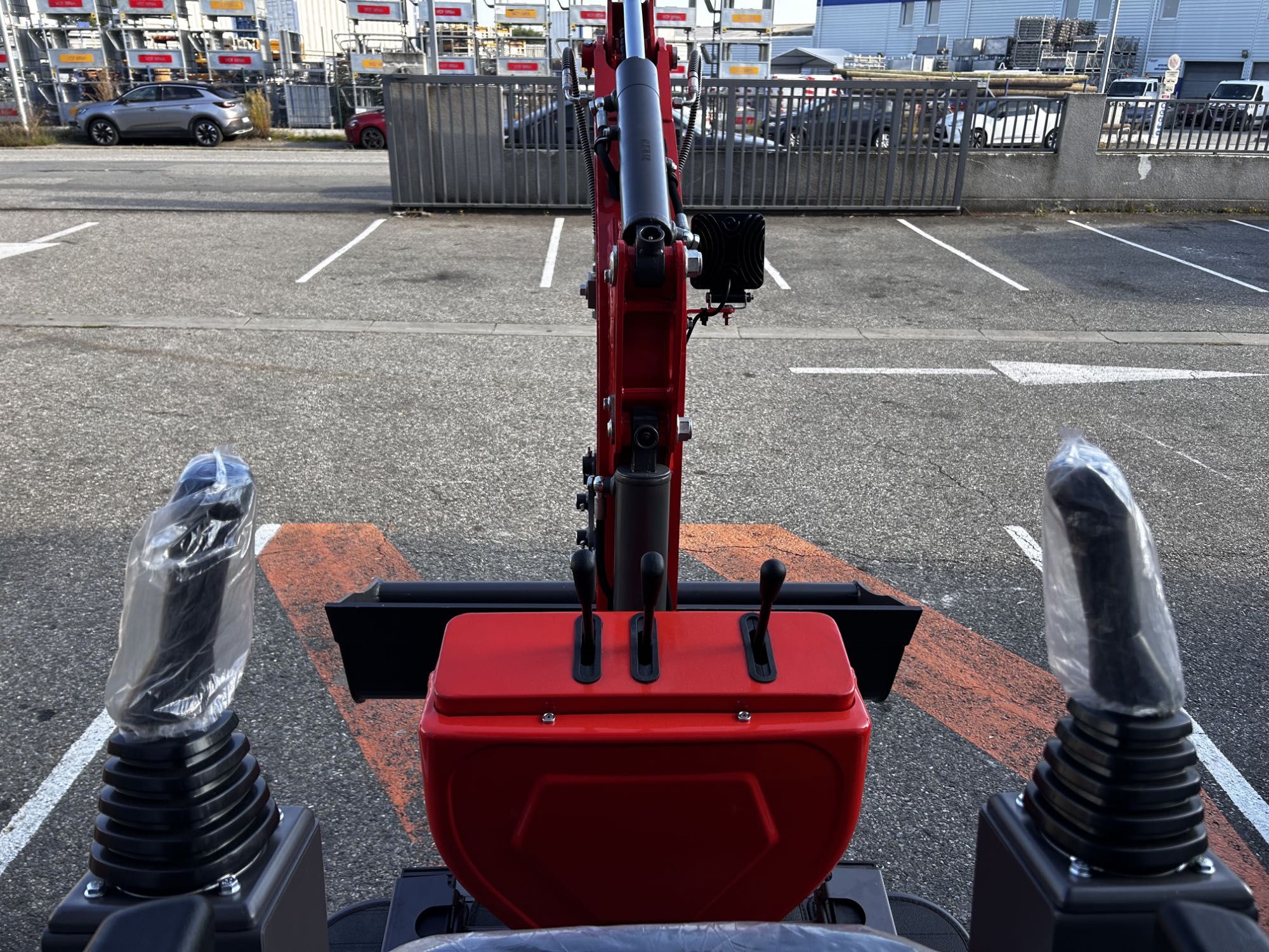 Mini escavadora giratórias / 1200 kg / com manete nos apoios de braço