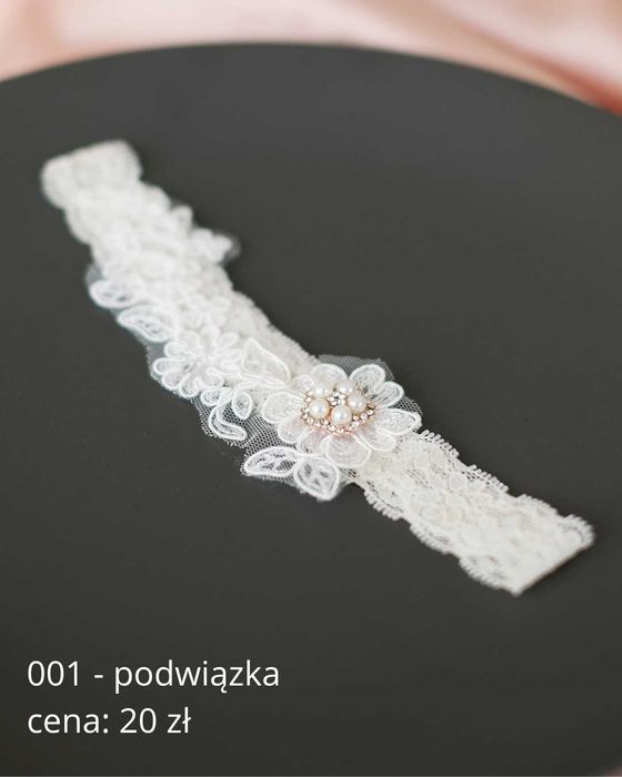 Koronkowa biała ślubna podwiązka z perełkami