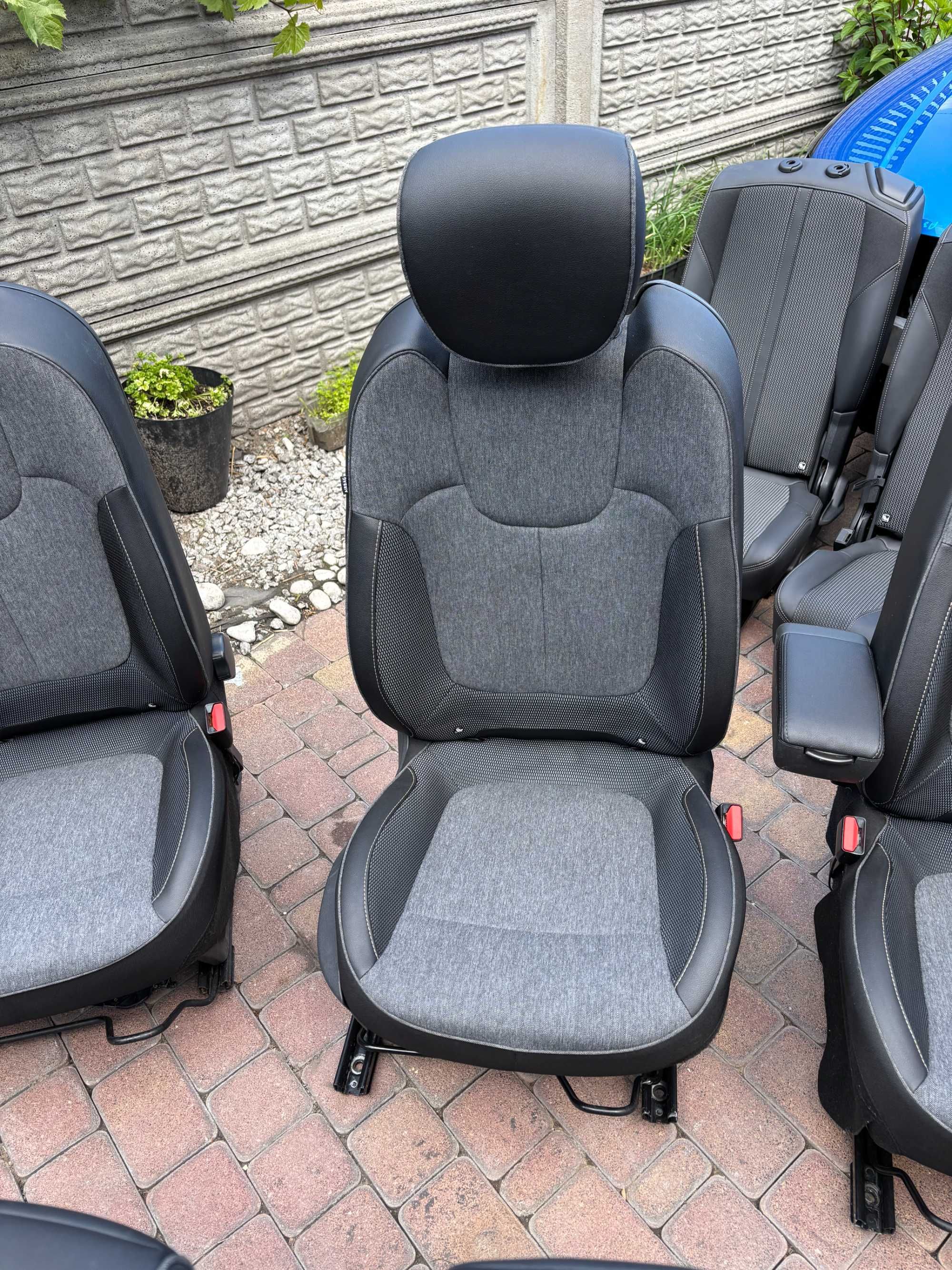Renault Captur siedzenia, zagłówki, stelaż, kanapa, podłokietnik