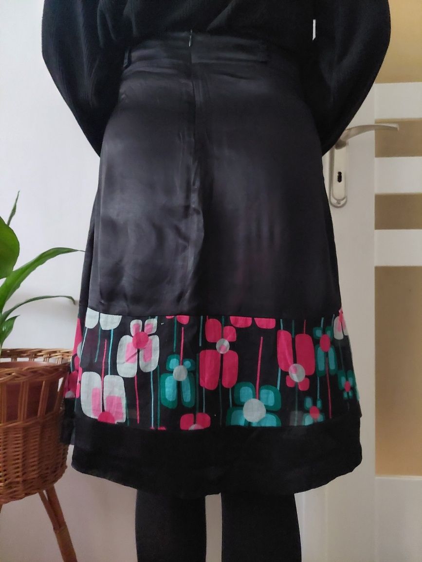 Czarna spódnica z kwiatowym wzorem