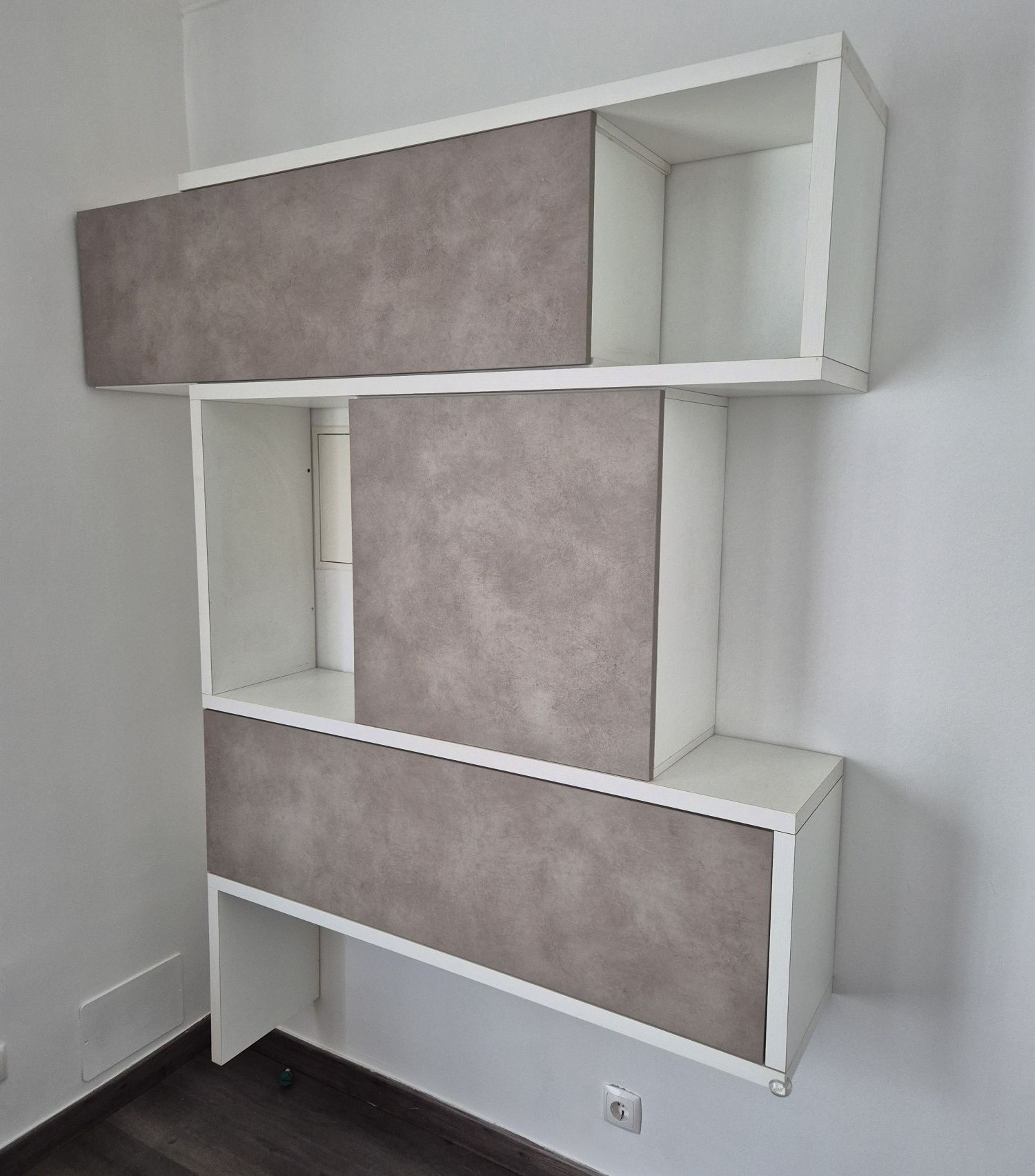 Móvel de sala com 3 módulos e moldura