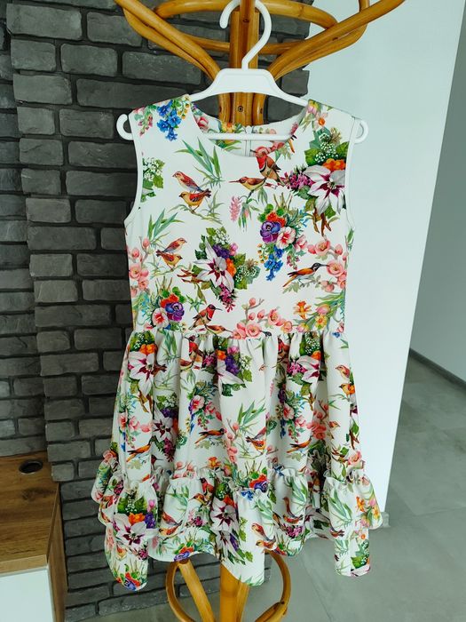 Piękna dziewczęca sukienka 146