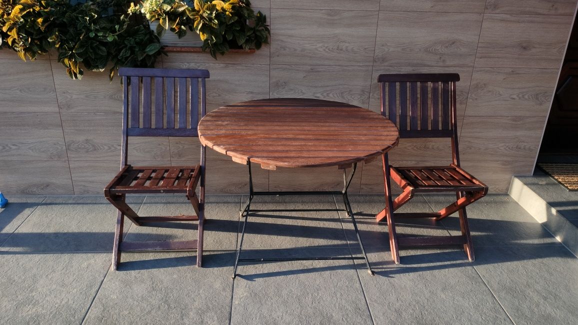 Krzesła drewniane z stolikiem
