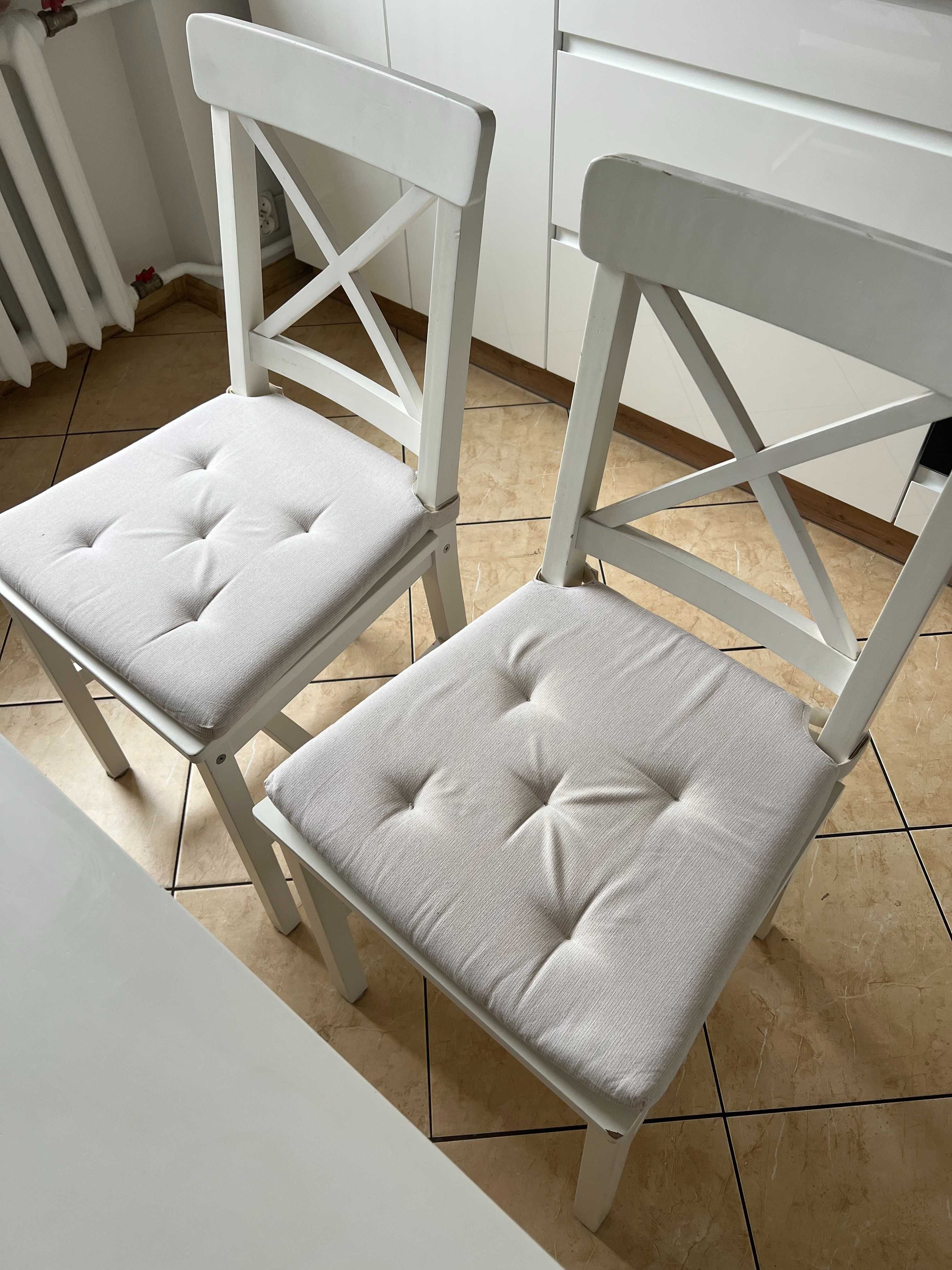 Biały stół kuchenny z krzesłami