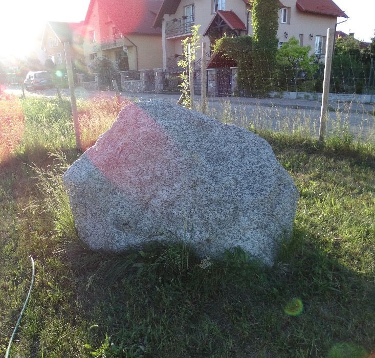 Kamienie Ozdobne, Monumenty Obeliski