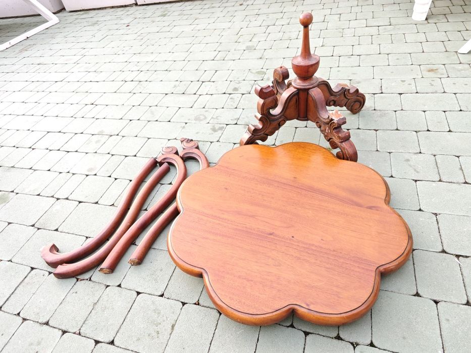 Столик в стилі рококо